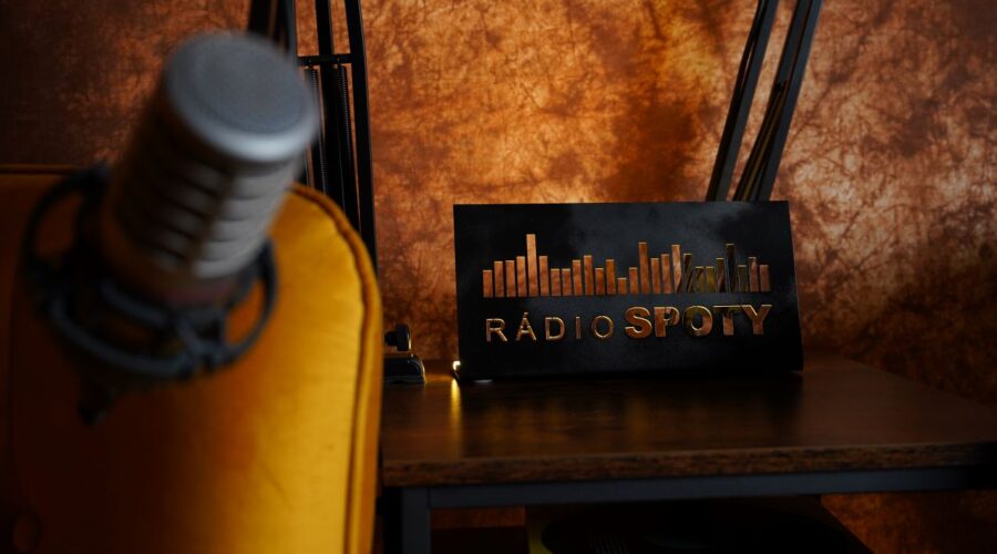 Pohľad na mikrofón a logo podcastového štúdia RádioSpoty